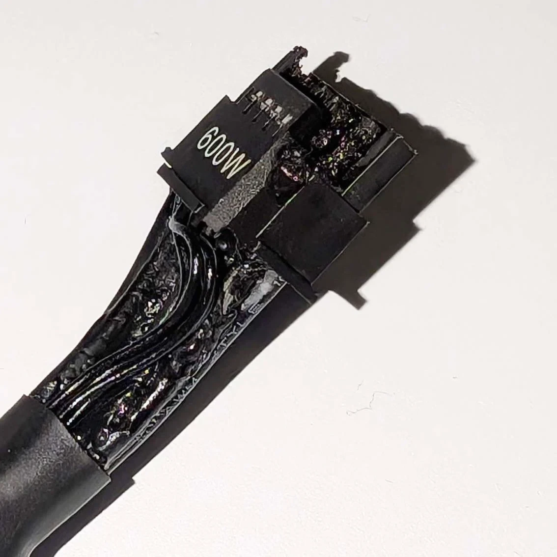 英伟达 RTX 5090 供电接口现熔毁事故，多家媒体与博主“中招”